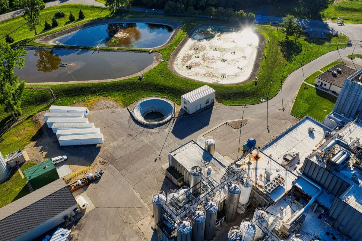 Industrieanlage mit Tanks aus der Luft