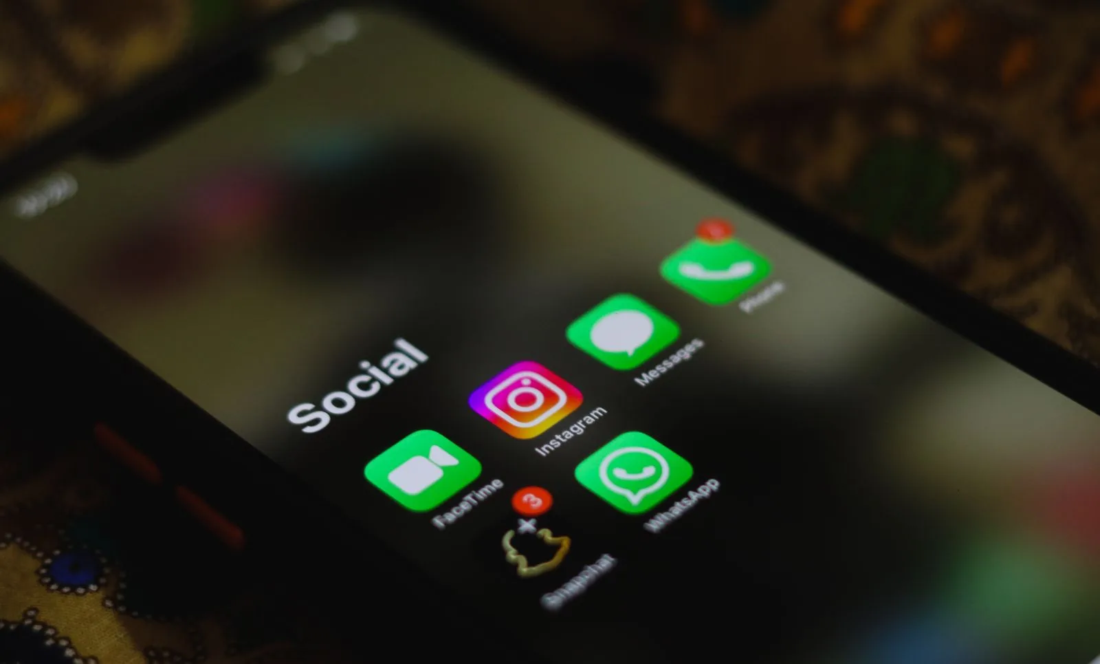 Smartphone mit geöffnetem App-Ordner