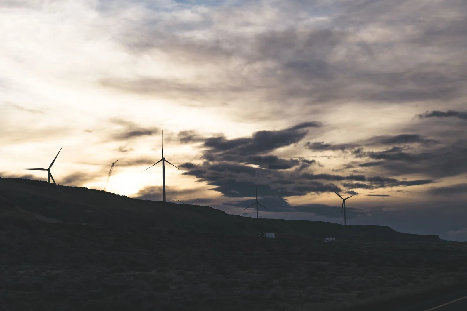 Windräder in der Abenddämmerung