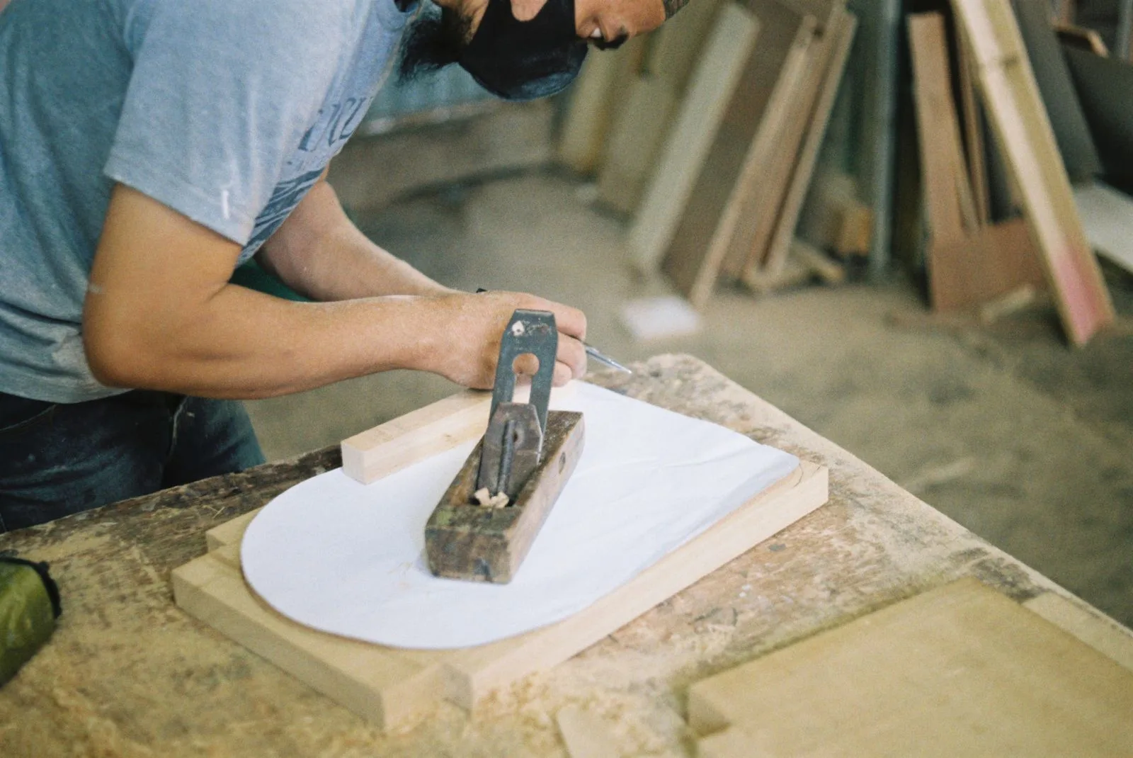 Handwerker bei der Arbeit an einer Werkbank